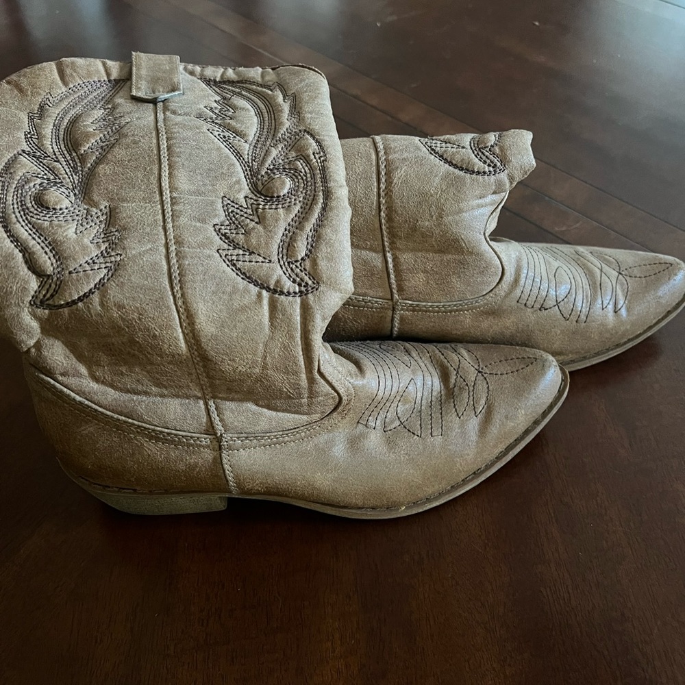 Size 8 cowgirl boots